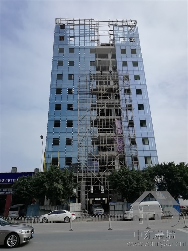 無(wú)縫鋁板幕墻的優(yōu)勢(shì)與實(shí)用性！